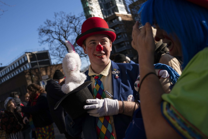 Φωτογραφίες: Γιατί το Λονδίνο γέμισε με εκατοντάδες κλόουν