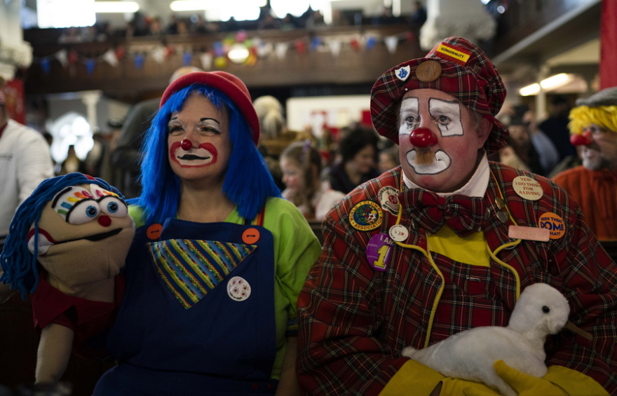 Φωτογραφίες: Γιατί το Λονδίνο γέμισε με εκατοντάδες κλόουν