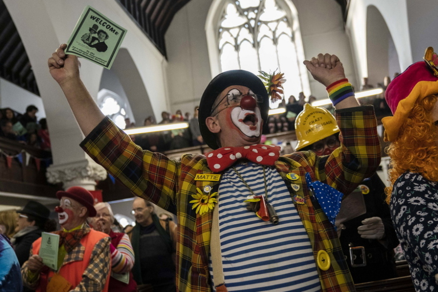 Φωτογραφίες: Γιατί το Λονδίνο γέμισε με εκατοντάδες κλόουν