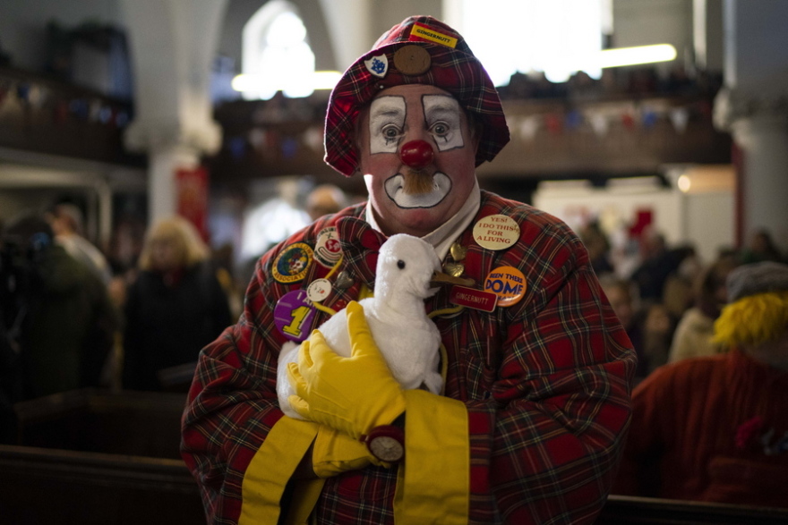 Φωτογραφίες: Γιατί το Λονδίνο γέμισε με εκατοντάδες κλόουν