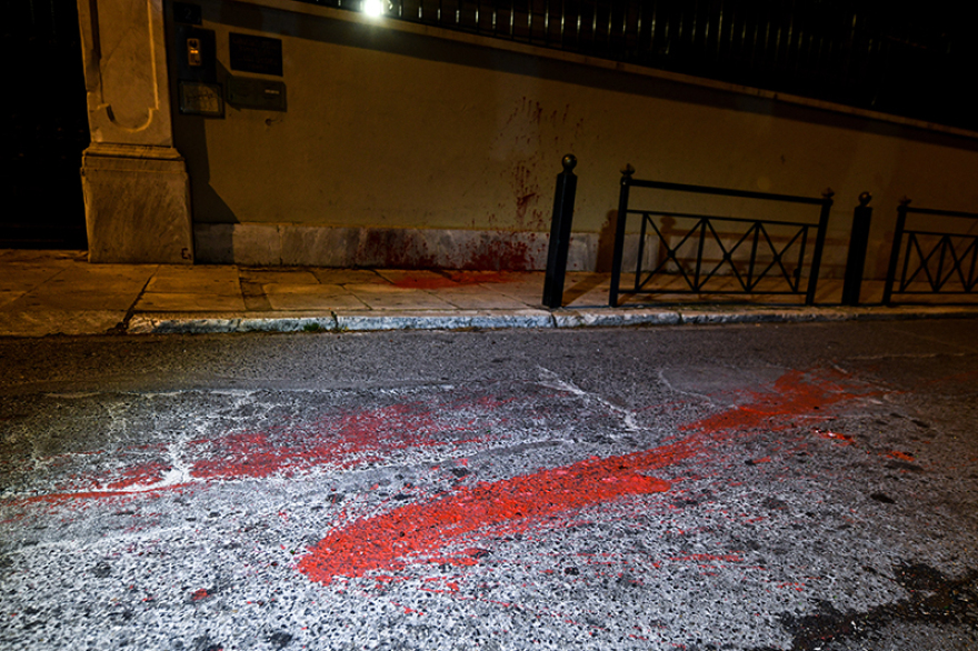 Ρουβίκωνας: Επίθεση με μπογιές στην ιταλική πρεσβεία στο Κολωνάκι - 14 προσαγωγές