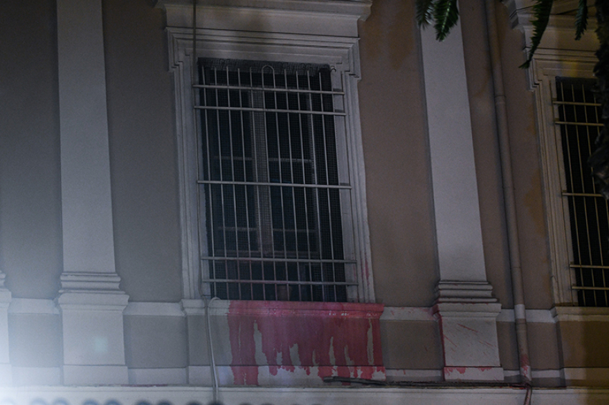 Ρουβίκωνας: Επίθεση με μπογιές στην ιταλική πρεσβεία στο Κολωνάκι - 14 προσαγωγές