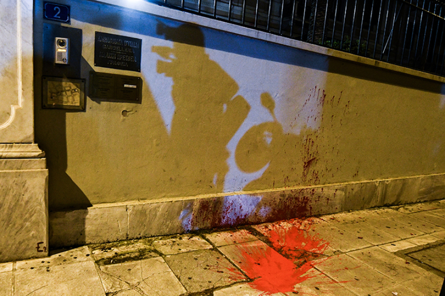 Ρουβίκωνας: Επίθεση με μπογιές στην ιταλική πρεσβεία στο Κολωνάκι - 14 προσαγωγές