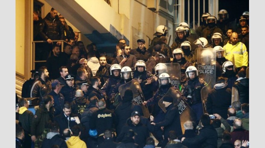 Επεισόδια κάτω από το μπουθ του ΠΑΟΚ στο ΟΑΚΑ