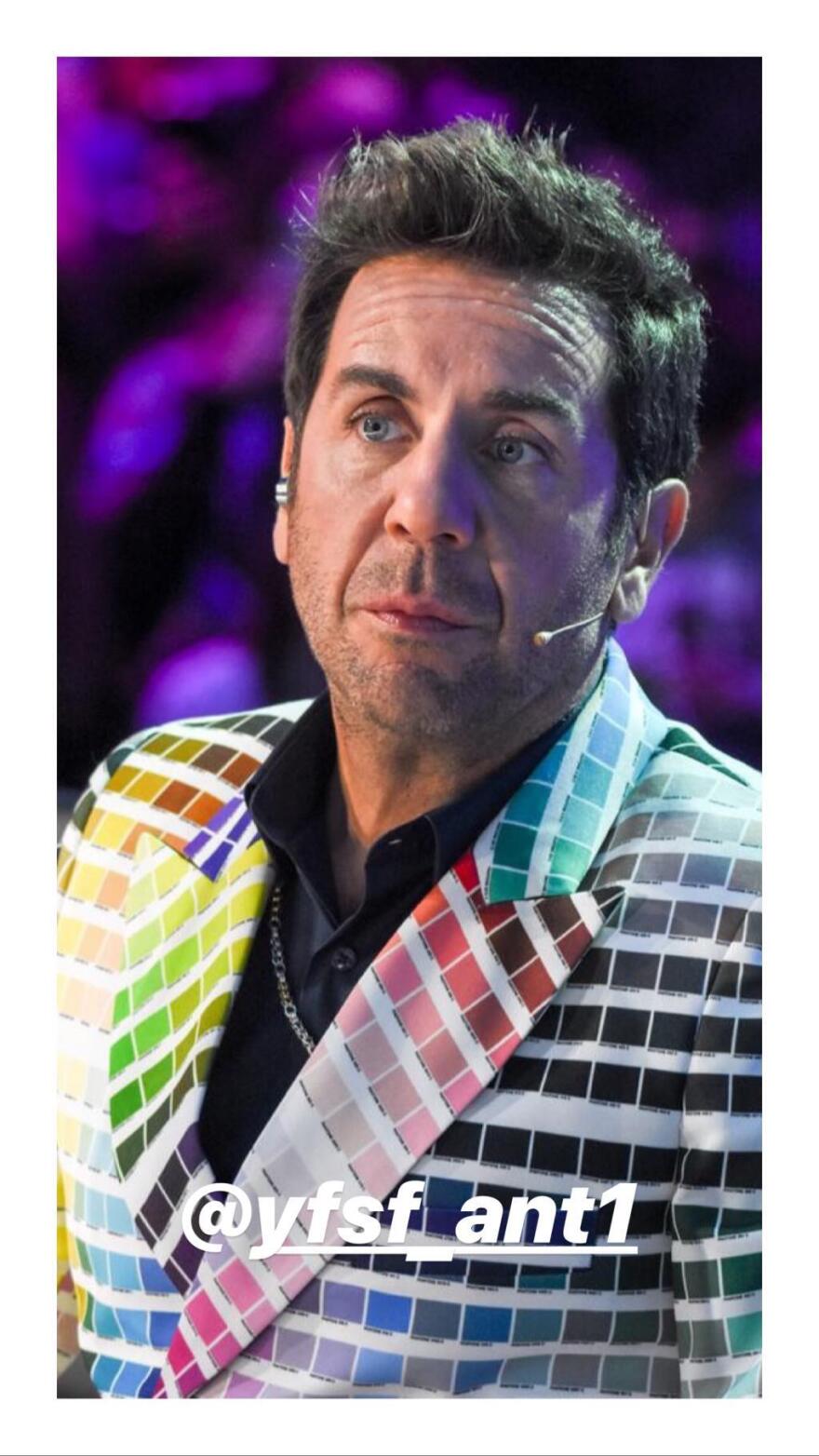 Χαμός στο Twitter με το εκκεντρικό κουστούμι του Γιώργου Μαζωνάκη