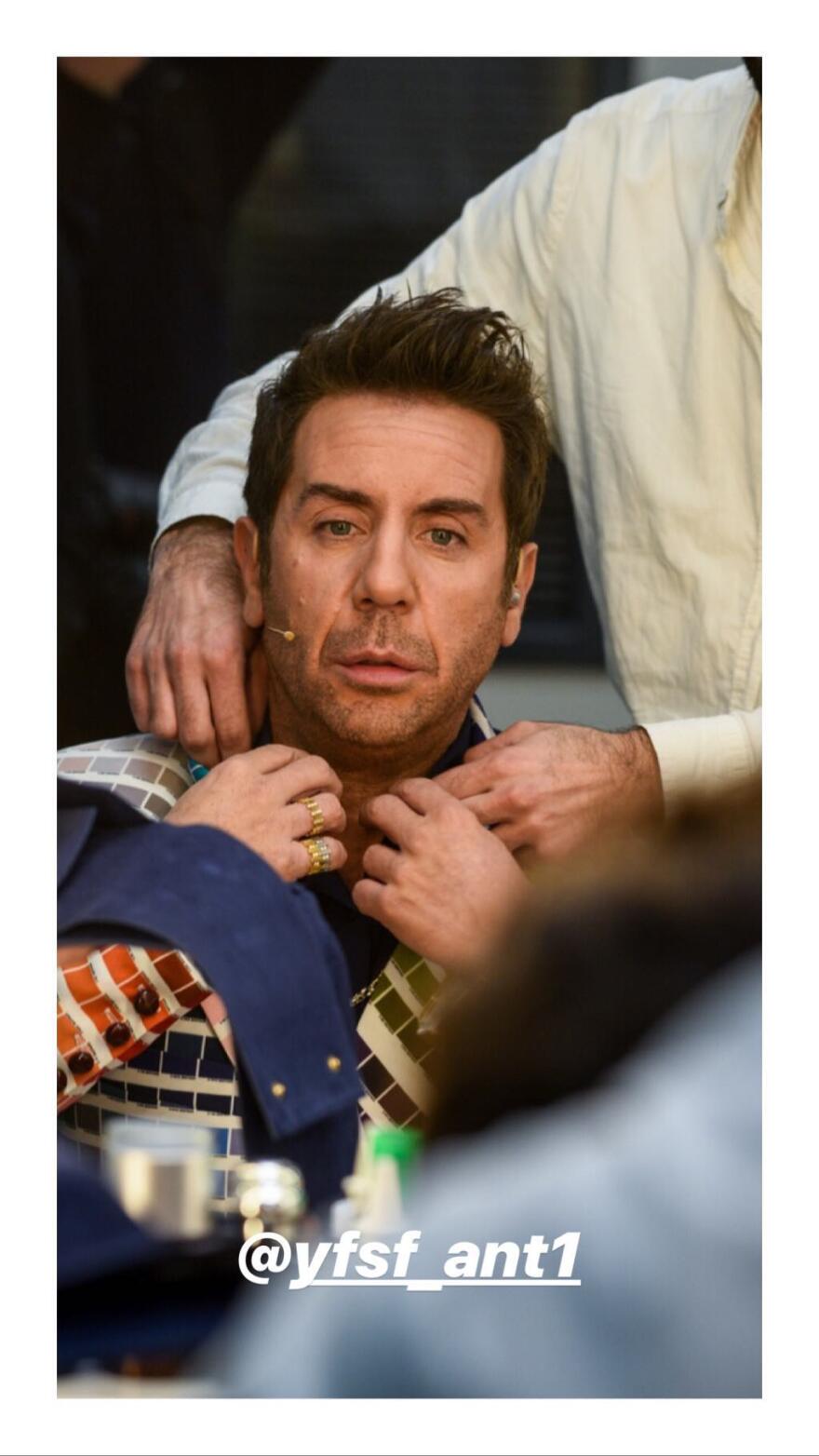 Χαμός στο Twitter με το εκκεντρικό κουστούμι του Γιώργου Μαζωνάκη