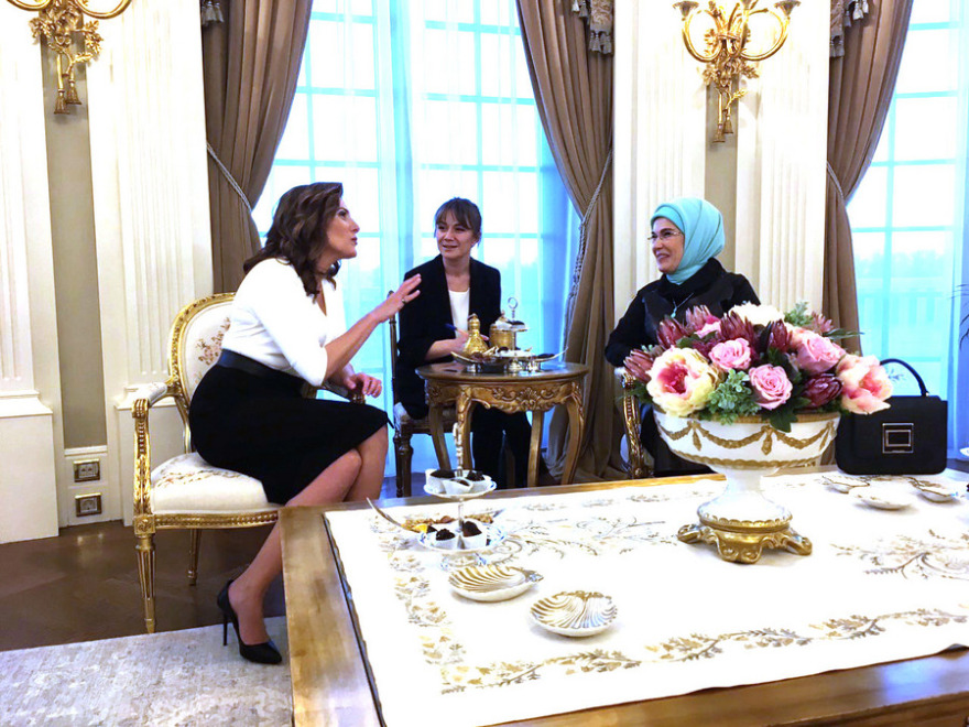 Μπουζούκι και λαχανοντολμάδες στο δείπνο, τσάι και χαμόγελα για Περιστέρα Μπαζιάνα και Εμινέ Ερντογάν