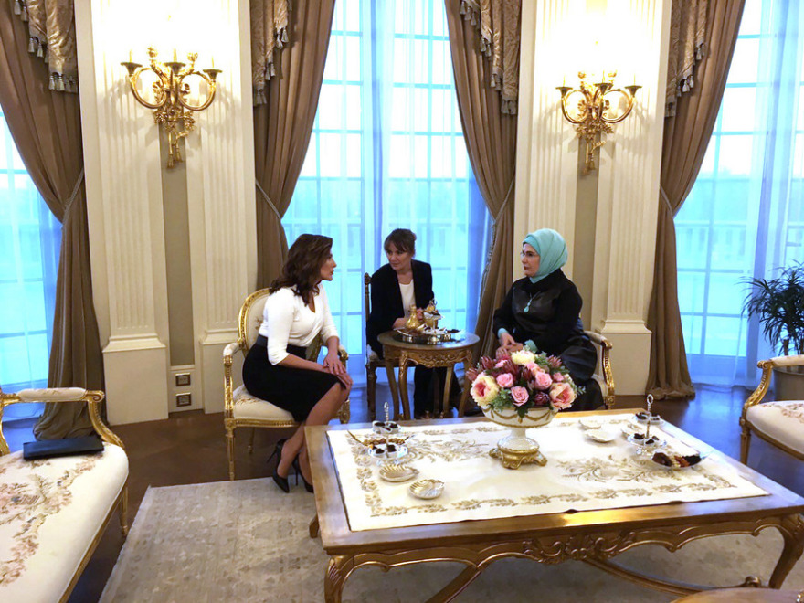 Μπουζούκι και λαχανοντολμάδες στο δείπνο, τσάι και χαμόγελα για Περιστέρα Μπαζιάνα και Εμινέ Ερντογάν