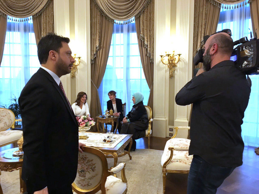 Μπουζούκι και λαχανοντολμάδες στο δείπνο, τσάι και χαμόγελα για Περιστέρα Μπαζιάνα και Εμινέ Ερντογάν