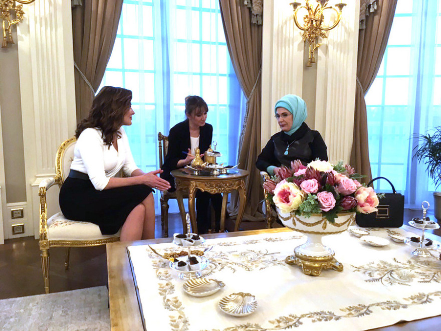 Μπουζούκι και λαχανοντολμάδες στο δείπνο, τσάι και χαμόγελα για Περιστέρα Μπαζιάνα και Εμινέ Ερντογάν