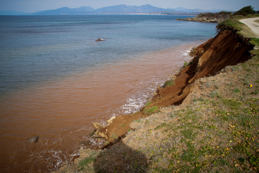 Φωτογραφίες: Ρωγμές, δρόμοι «στα δύο» και γκρεμισμένοι τοίχοι μετά τα Ρίχτερ στην Πρέβεζα