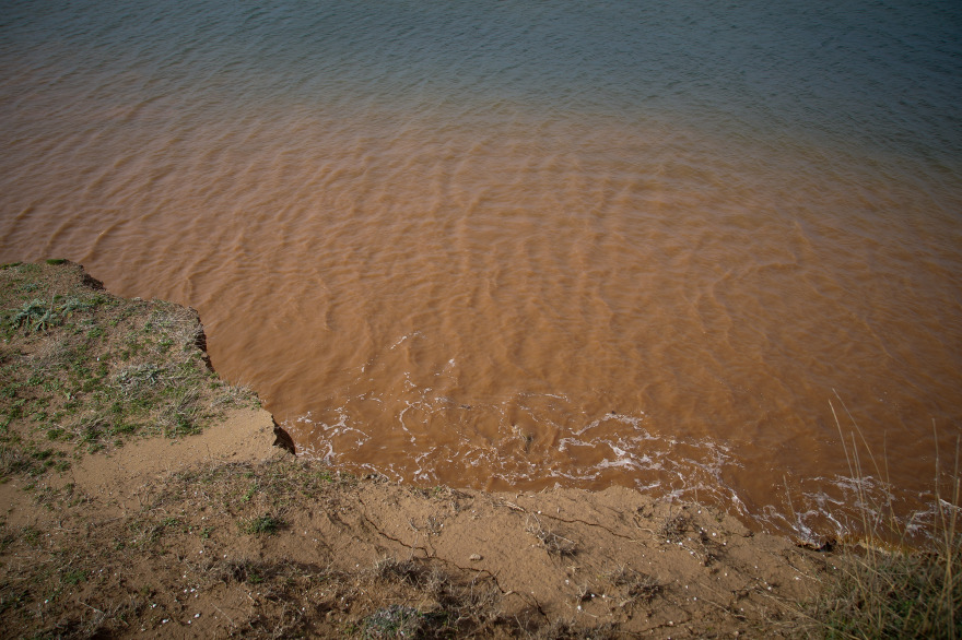 Φωτογραφίες: Ρωγμές, δρόμοι «στα δύο» και γκρεμισμένοι τοίχοι μετά τα Ρίχτερ στην Πρέβεζα