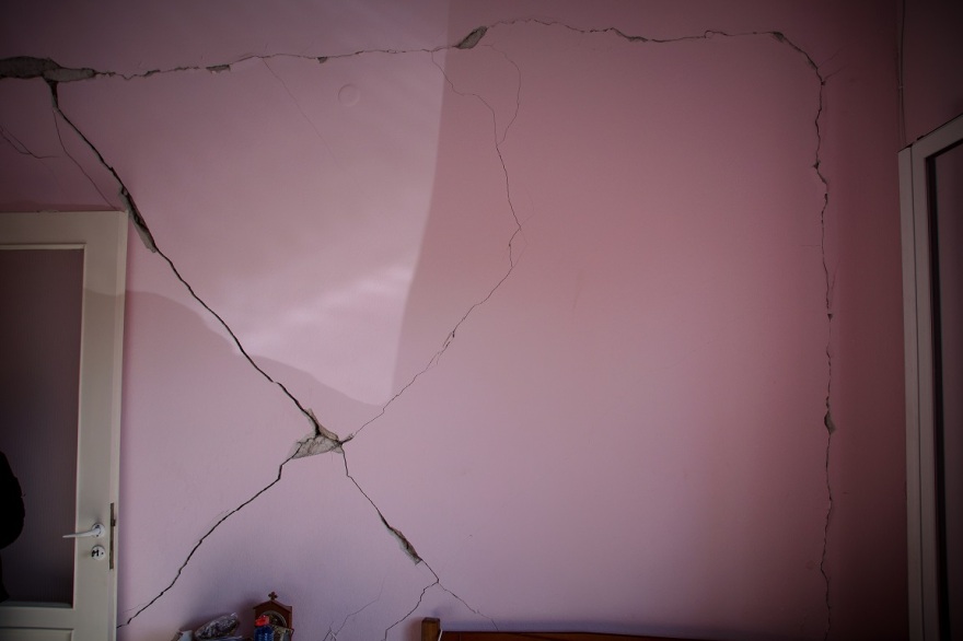 Φωτογραφίες: Ρωγμές, δρόμοι «στα δύο» και γκρεμισμένοι τοίχοι μετά τα Ρίχτερ στην Πρέβεζα