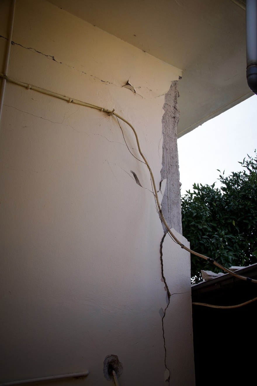 Φωτογραφίες: Ρωγμές, δρόμοι «στα δύο» και γκρεμισμένοι τοίχοι μετά τα Ρίχτερ στην Πρέβεζα