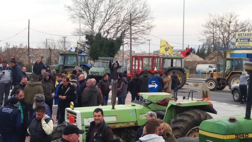 Tον κόμβο του Πλατύκαμπου έκλεισαν με τα τρακτέρ τους οι αγρότες
