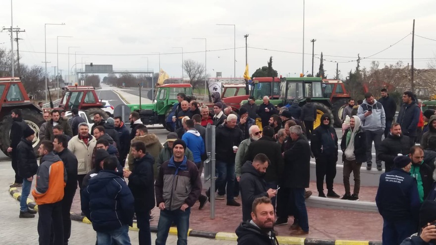 Tον κόμβο του Πλατύκαμπου έκλεισαν με τα τρακτέρ τους οι αγρότες