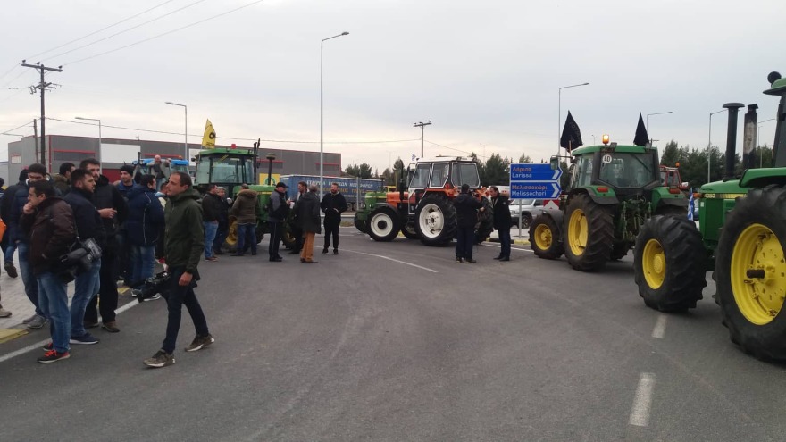 Tον κόμβο του Πλατύκαμπου έκλεισαν με τα τρακτέρ τους οι αγρότες