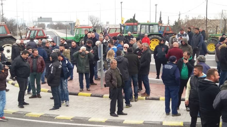 Tον κόμβο του Πλατύκαμπου έκλεισαν με τα τρακτέρ τους οι αγρότες