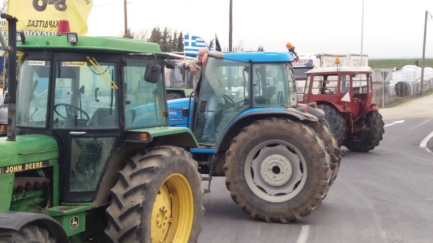 Tον κόμβο του Πλατύκαμπου έκλεισαν με τα τρακτέρ τους οι αγρότες