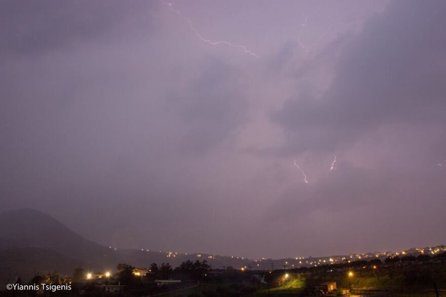 Καιρός: Καταιγίδες και χαλάζι στην Κρήτη - Οι κεραυνοί έκαναν τη νύχτα μέρα