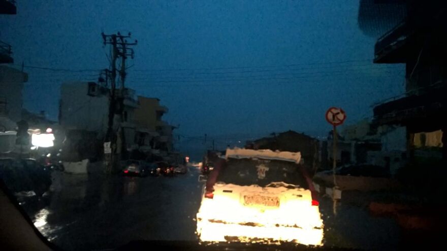 Καιρός: Καταιγίδες και χαλάζι στην Κρήτη - Οι κεραυνοί έκαναν τη νύχτα μέρα