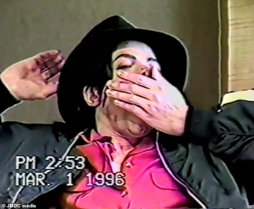 Βίντεο ντοκουμέντο: Ο Μάικλ Τζάκσον... χαχανίζει ενώ τον ρωτούν αν είναι παιδεραστής - Δείτε την αλλόκοτη αντίδρασή του