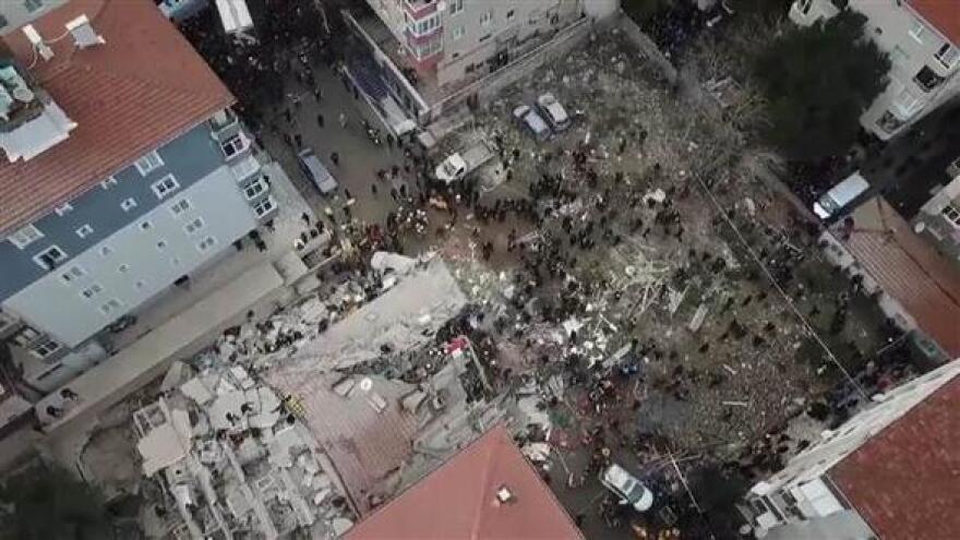 Κωνσταντινούπολη: Κατέρρευσε οκταώροφη πολυκατοικία  -  Ένας νεκρός