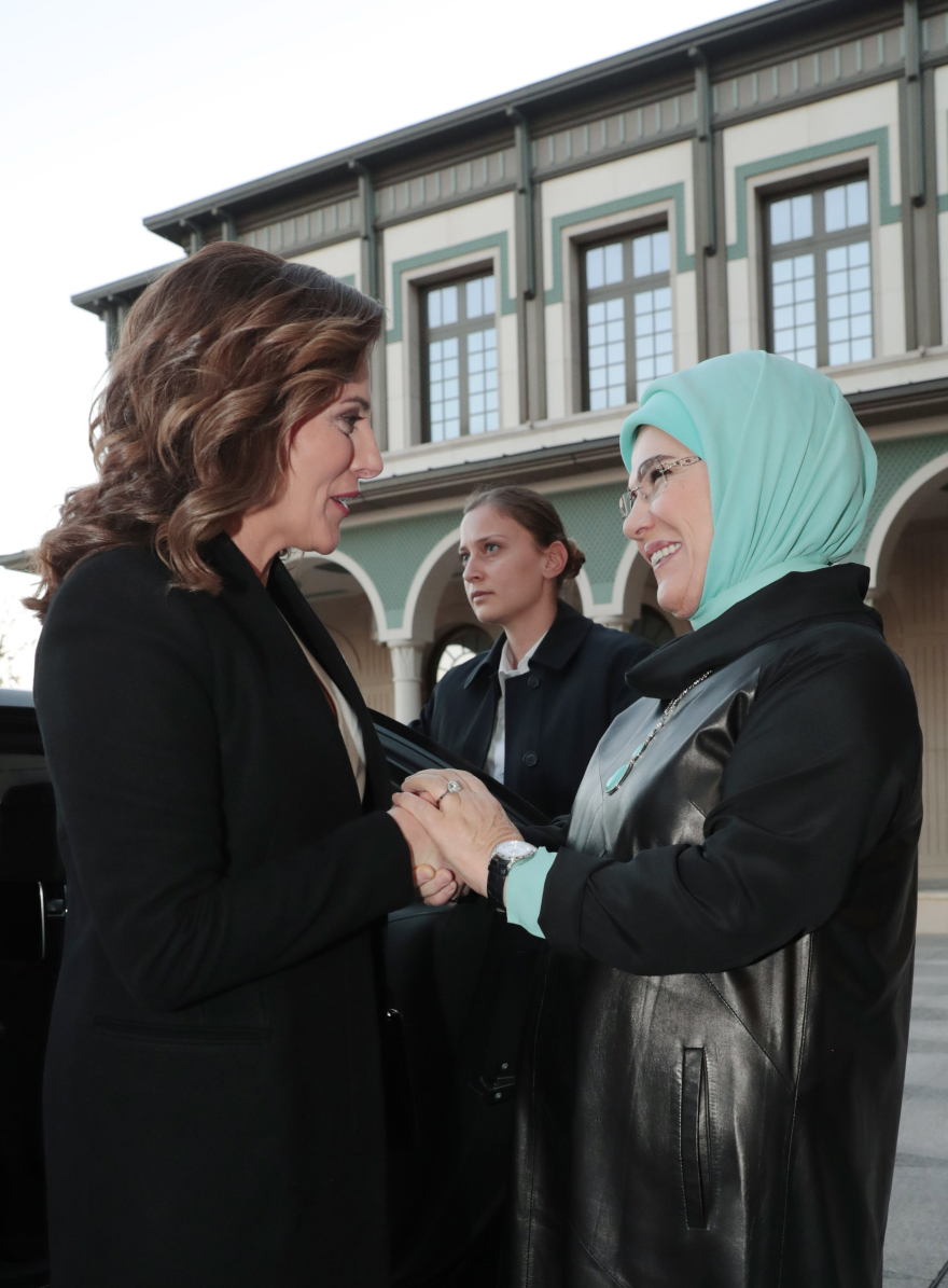 Μπουζούκι και λαχανοντολμάδες στο δείπνο, τσάι και χαμόγελα για Περιστέρα Μπαζιάνα και Εμινέ Ερντογάν