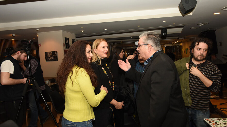 Αγκαλιές Κουτσούμπα - Μποφίλιου στην παρουσίαση του βιβλίου «Κίτρινο Υποβρύχιο» της Σεμίνας Διγενή