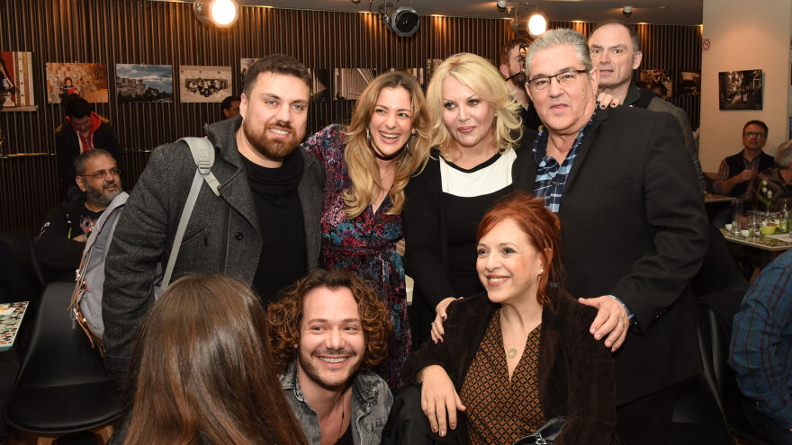 Αγκαλιές Κουτσούμπα - Μποφίλιου στην παρουσίαση του βιβλίου «Κίτρινο Υποβρύχιο» της Σεμίνας Διγενή