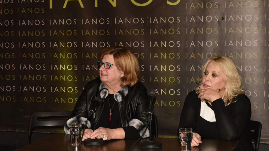 Αγκαλιές Κουτσούμπα - Μποφίλιου στην παρουσίαση του βιβλίου «Κίτρινο Υποβρύχιο» της Σεμίνας Διγενή