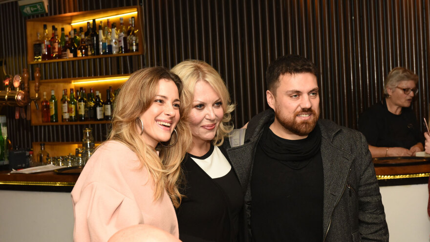 Αγκαλιές Κουτσούμπα - Μποφίλιου στην παρουσίαση του βιβλίου «Κίτρινο Υποβρύχιο» της Σεμίνας Διγενή