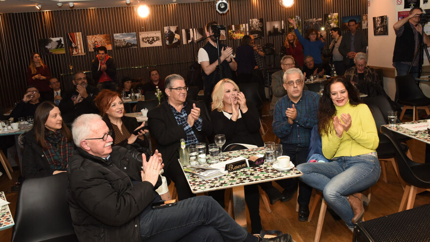 Αγκαλιές Κουτσούμπα - Μποφίλιου στην παρουσίαση του βιβλίου «Κίτρινο Υποβρύχιο» της Σεμίνας Διγενή