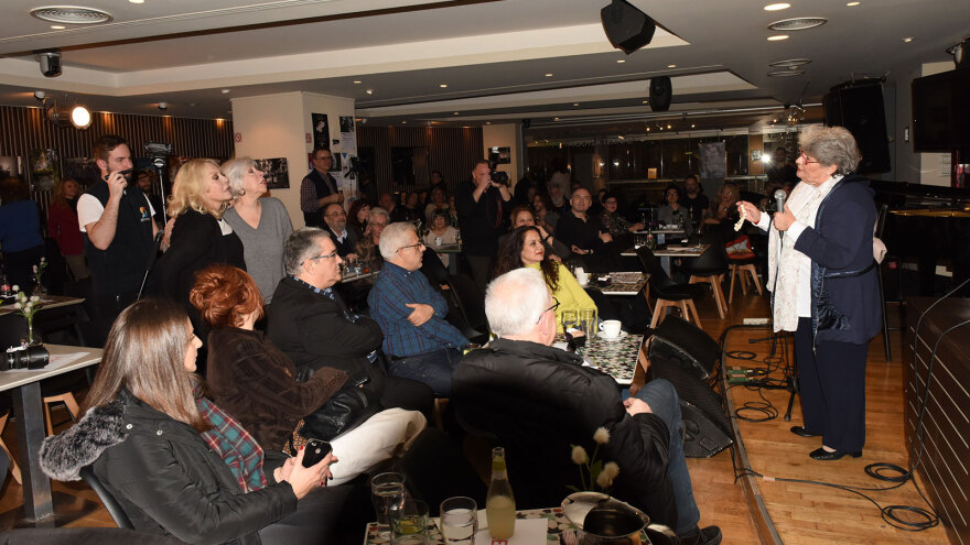 Αγκαλιές Κουτσούμπα - Μποφίλιου στην παρουσίαση του βιβλίου «Κίτρινο Υποβρύχιο» της Σεμίνας Διγενή