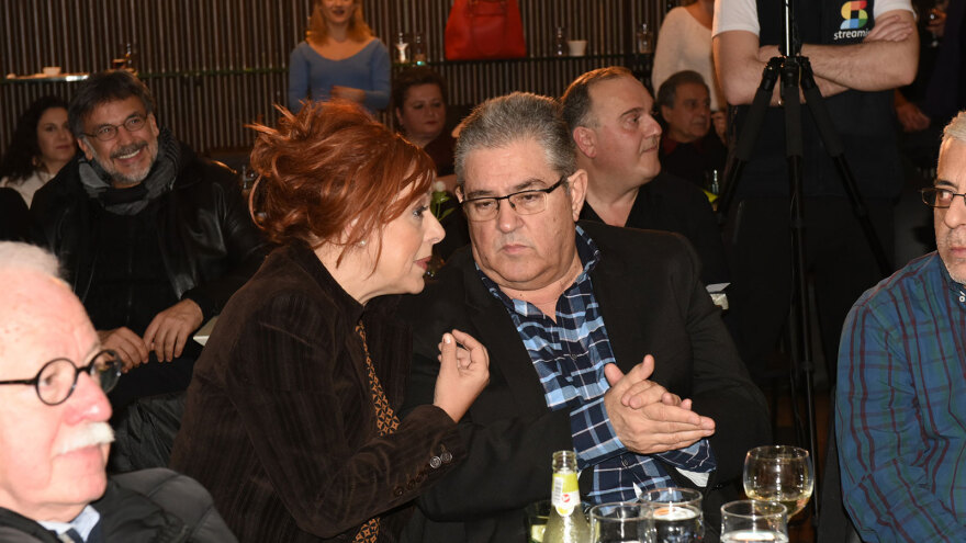 Αγκαλιές Κουτσούμπα - Μποφίλιου στην παρουσίαση του βιβλίου «Κίτρινο Υποβρύχιο» της Σεμίνας Διγενή