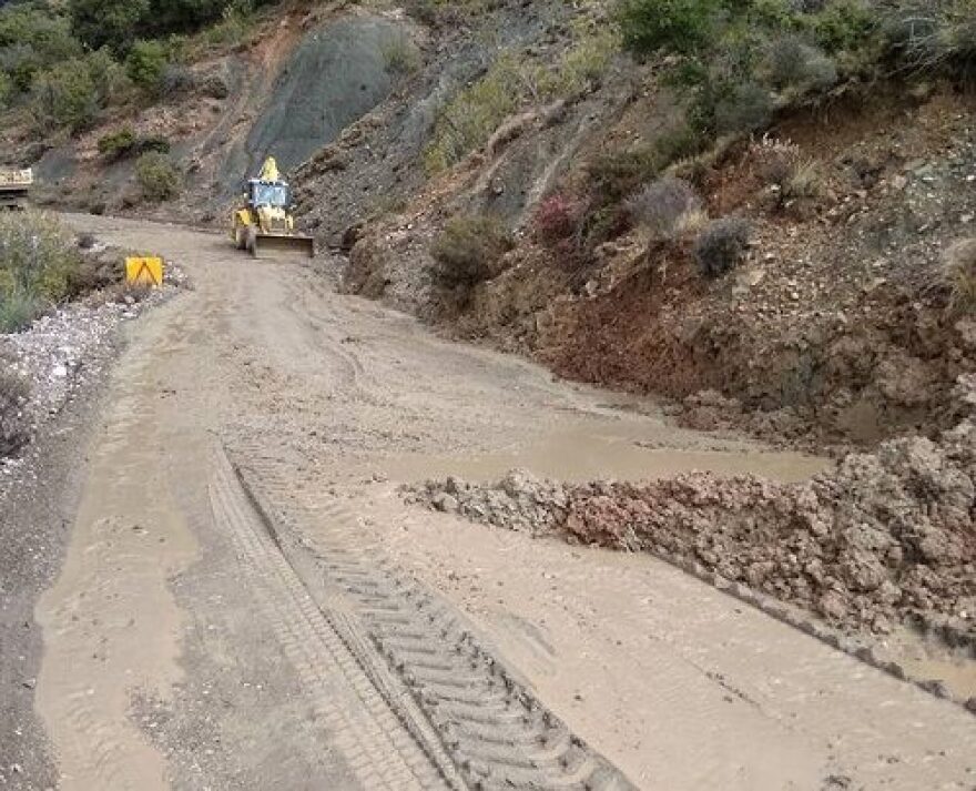 Κακοκαιρία: Πλημμύρες, κατολισθήσεις βράχων και κλειστοί δρόμοι