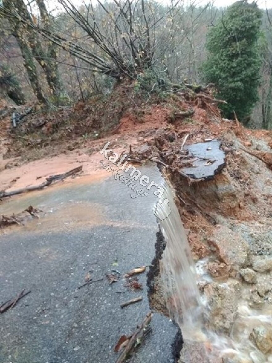 Κακοκαιρία: Πλημμύρες, κατολισθήσεις βράχων και κλειστοί δρόμοι