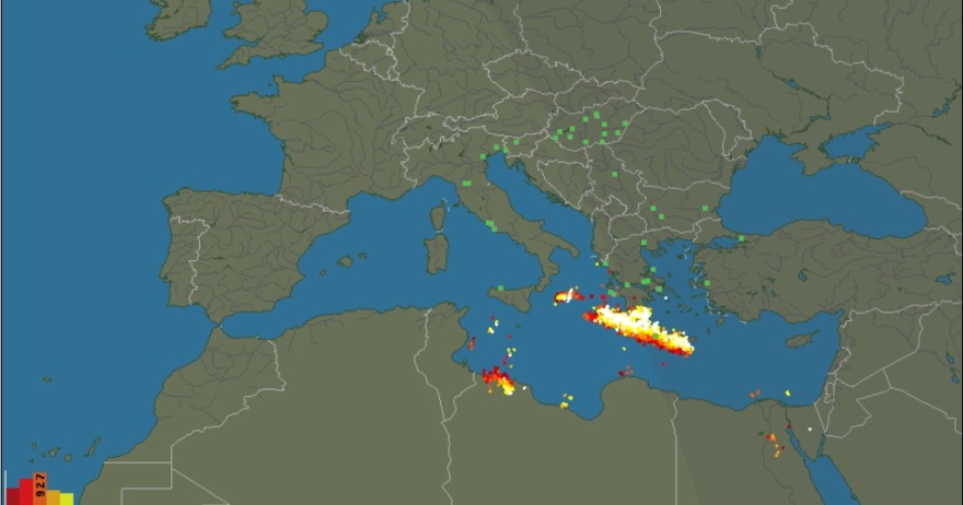 Απίστευτη εικόνα: Οι κεραυνοί «έκρυψαν» την Κρήτη