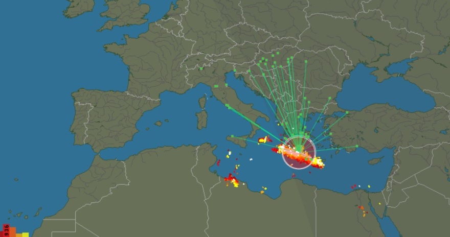 Απίστευτη εικόνα: Οι κεραυνοί «έκρυψαν» την Κρήτη