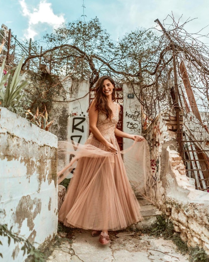 Η Χριστίνα Μπόμπα ντυμένη σαν... νεράιδα κάνει βόλτα στα Αναφιώτικα 