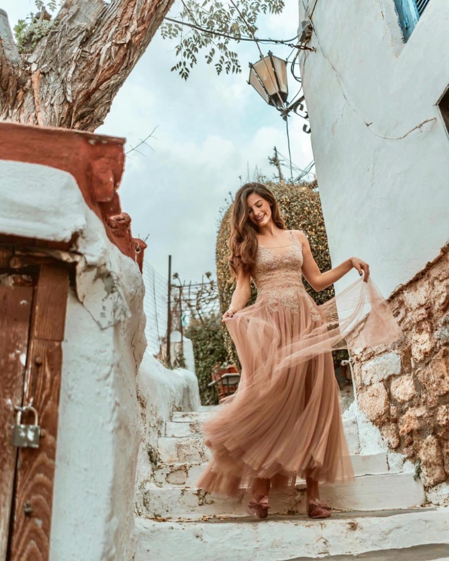 Η Χριστίνα Μπόμπα ντυμένη σαν... νεράιδα κάνει βόλτα στα Αναφιώτικα 