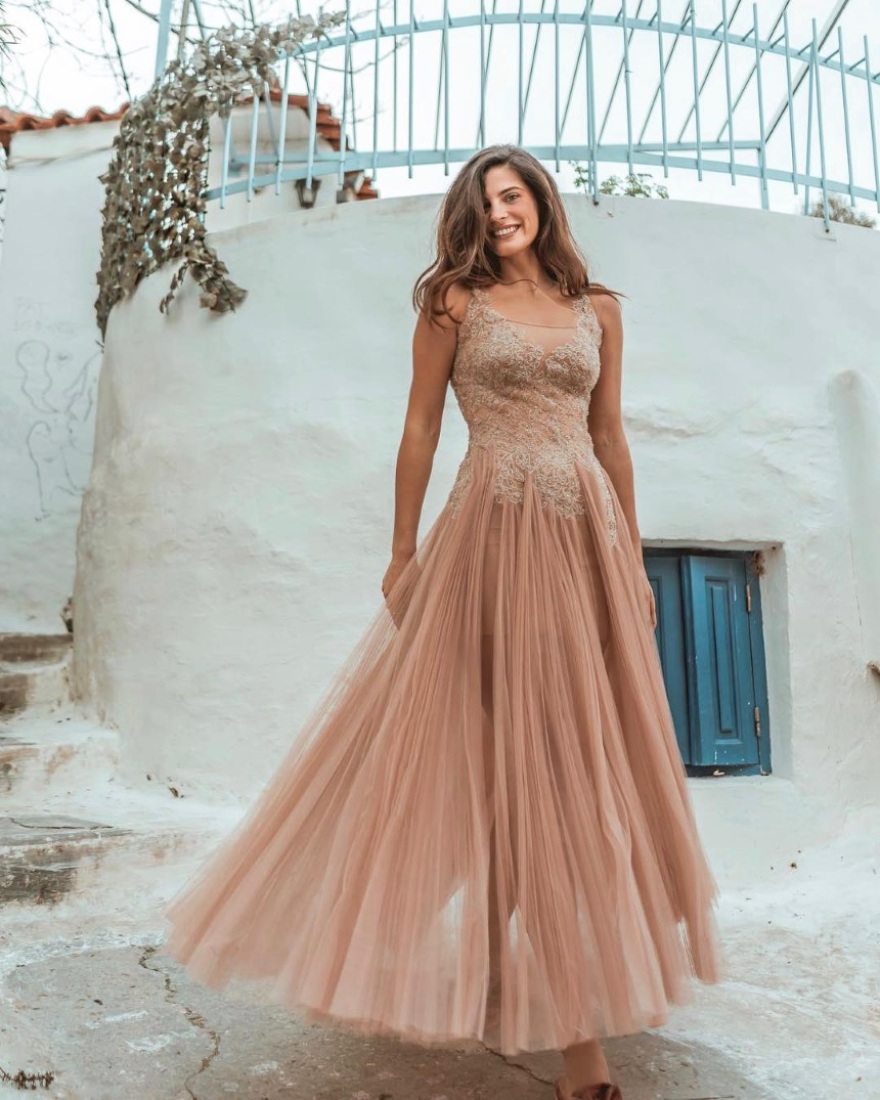 Η Χριστίνα Μπόμπα ντυμένη σαν... νεράιδα κάνει βόλτα στα Αναφιώτικα 