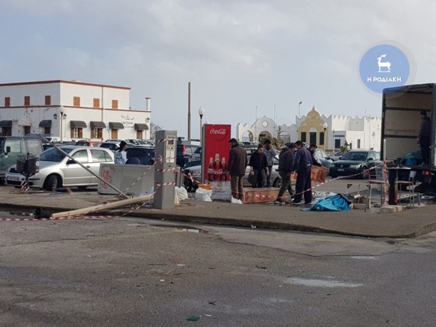 Καιρός: Οι θυελλώδεις άνεμοι «σήκωσαν» τη Ρόδο - Δείτε φωτογραφίες