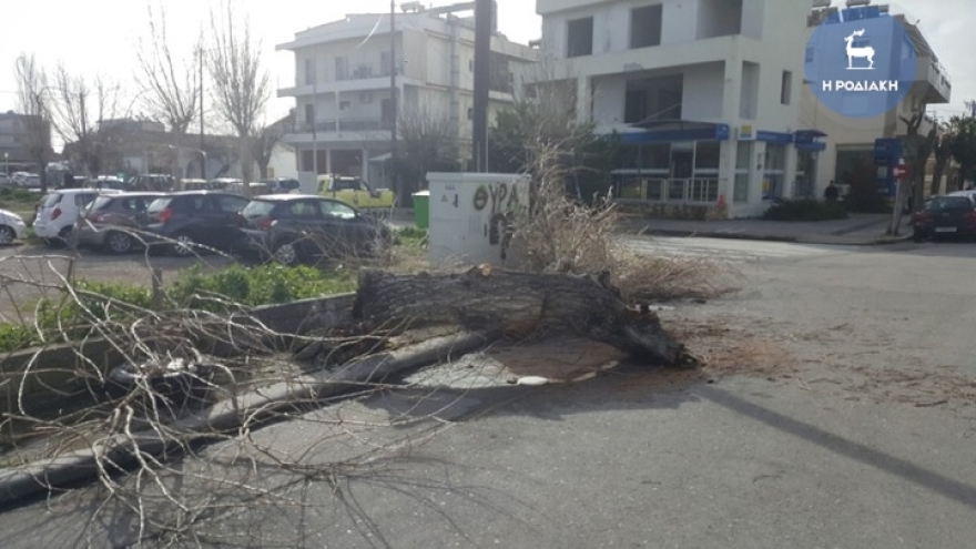 Καιρός: Οι θυελλώδεις άνεμοι «σήκωσαν» τη Ρόδο - Δείτε φωτογραφίες