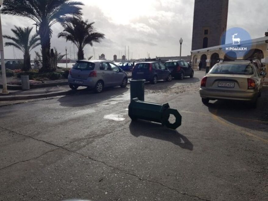 Καιρός: Οι θυελλώδεις άνεμοι «σήκωσαν» τη Ρόδο - Δείτε φωτογραφίες