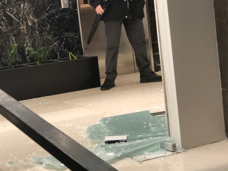 Υπουργείο Οικονομικών: Διαδηλωτές έσπασαν γυάλινες πόρτες