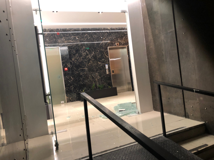 Υπουργείο Οικονομικών: Διαδηλωτές έσπασαν γυάλινες πόρτες