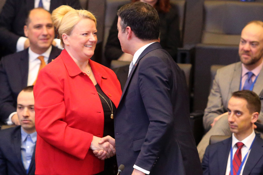 Τα Σκόπια στο ΝΑΤΟ: Πανηγυρίζουν οι γείτονες 