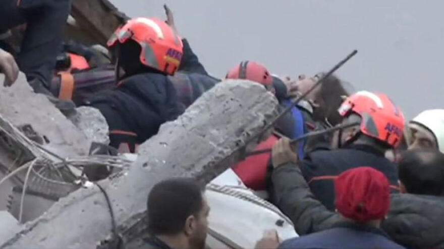 Κωνσταντινούπολη: Κατέρρευσε οκταώροφη πολυκατοικία  -  Ένας νεκρός