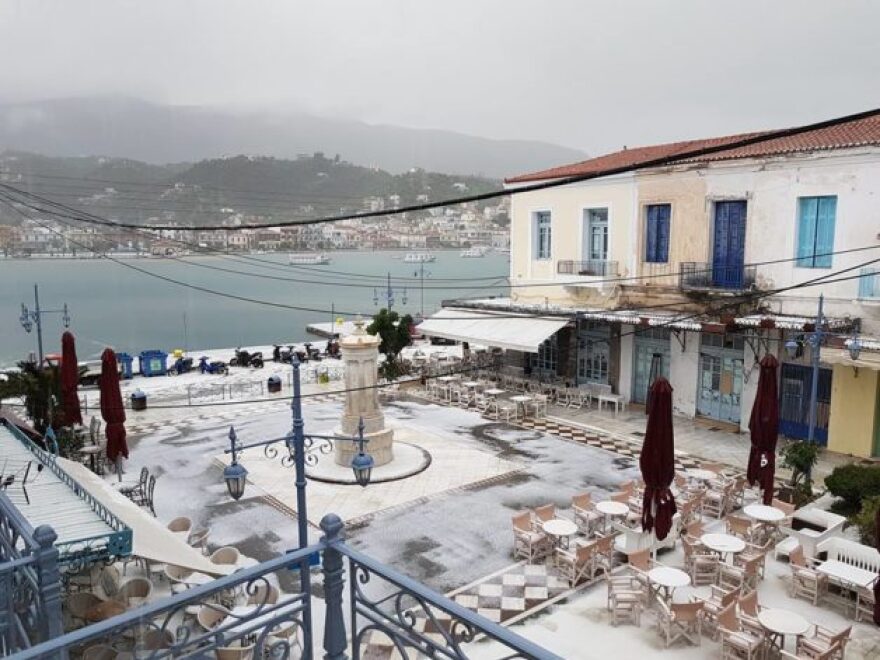 Άσπρισε από το χαλάζι ο Πόρος - Δείτε εντυπωσιακές εικόνες 